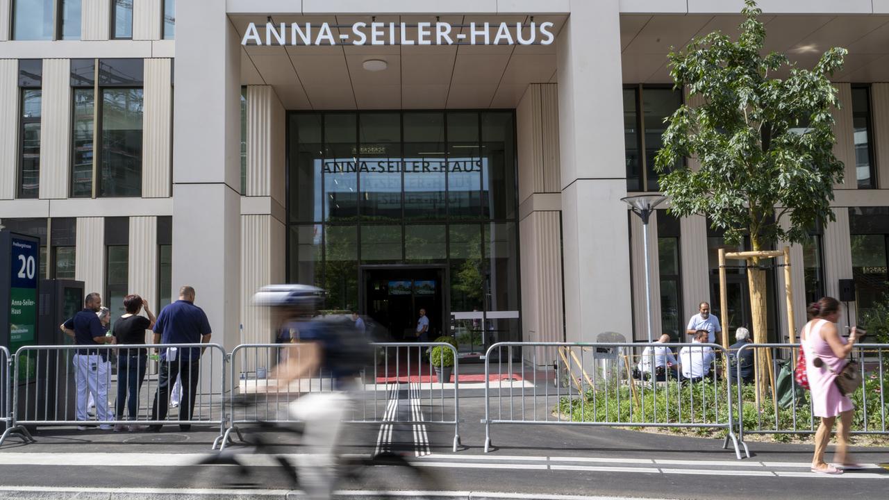 La Anna-Seiler-Haus, le nouveau bâtiment principal de l'Hôpital de l'Île à Berne, lors de la cérémonie d'ouverture officielle, le jeudi 17 août 2023 à Berne. [Keystone - Marcel Bieri]