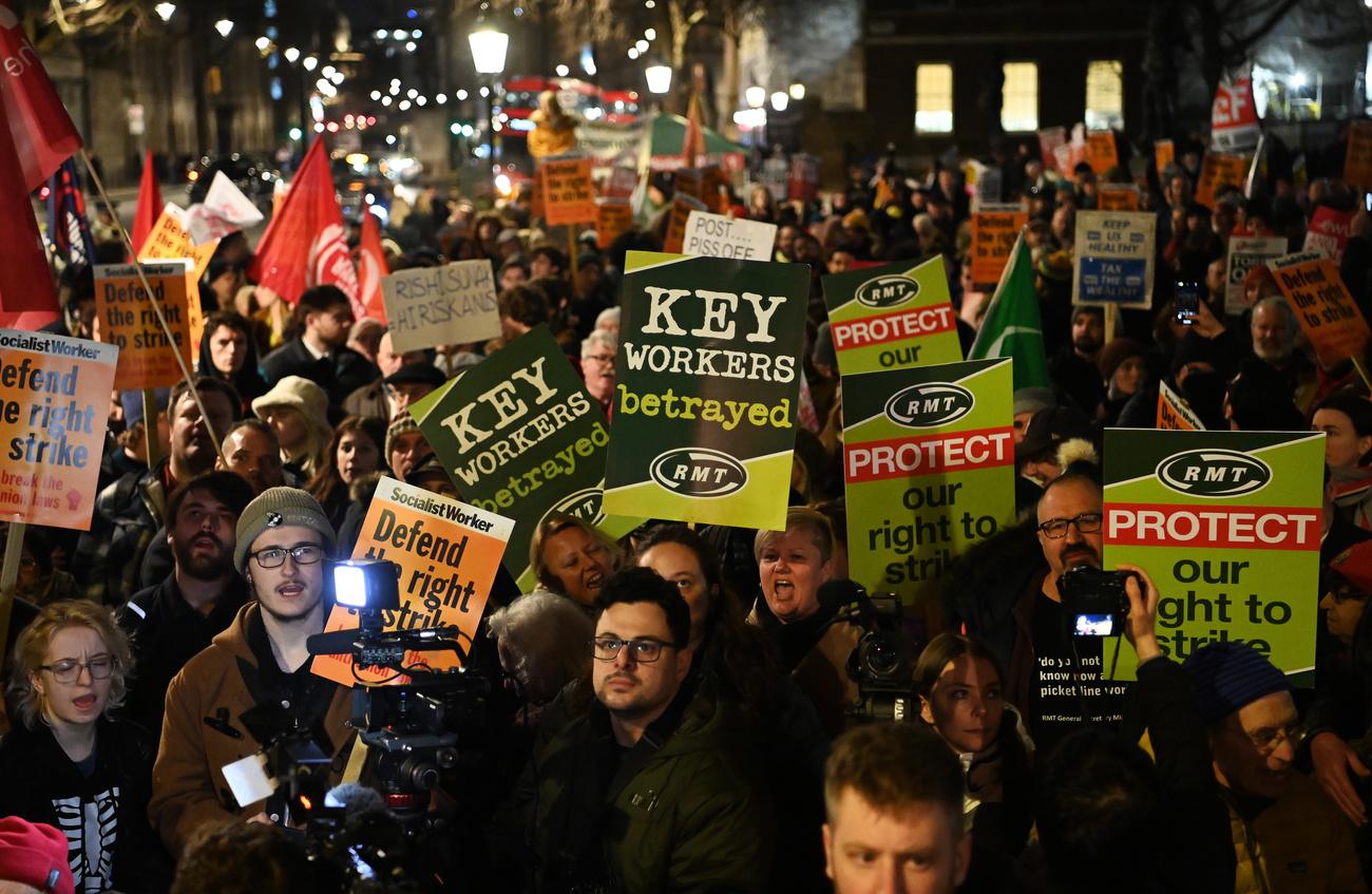 Des manifestants se sont rassemblés près de Downing Street à Londres le 30 janvier pour protester contre la proposition législative du gouvernement qui vise à garantir un service minimum dans le secteur public en cas de grève. [KEYSTONE - EPA/ANDY RAIN]