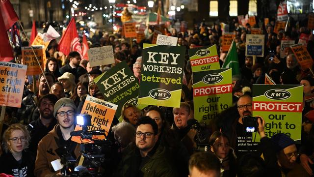 Des manifestants se sont rassemblés près de Downing Street à Londres le 30 janvier pour protester contre la proposition législative du gouvernement qui vise à garantir un service minimum dans le secteur public en cas de grève. [KEYSTONE - EPA/ANDY RAIN]