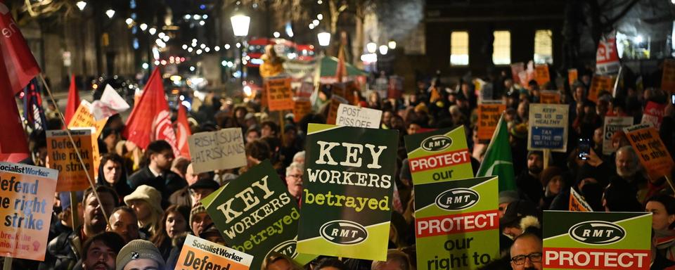 Des manifestants se sont rassemblés près de Downing Street à Londres le 30 janvier pour protester contre la proposition législative du gouvernement qui vise à garantir un service minimum dans le secteur public en cas de grève. [KEYSTONE - EPA/ANDY RAIN]