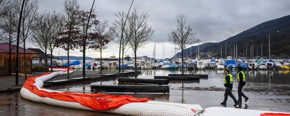 Un barrage mobile a été installé à Bienne face à la montée des eau du lac. [Keystone - Jean-Christophe Bott]