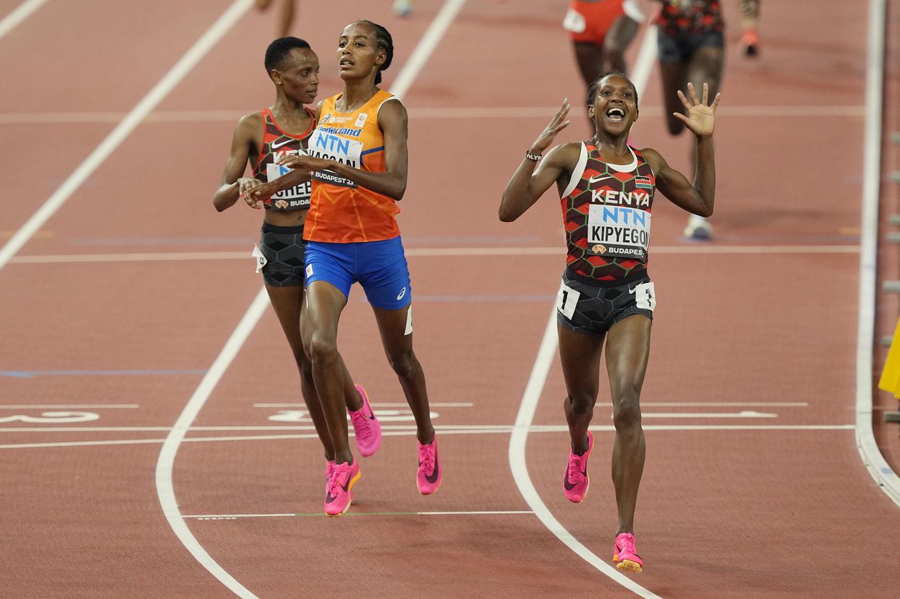 Faith Kipyegon laisse éclater sa joie après avoir remporté le 5000m à Budapest. [KEYSTONE - Martin Meissner]