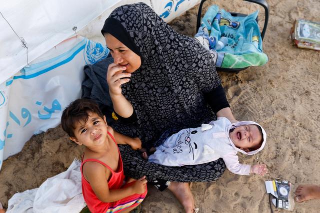 Des déplacés palestiniens dans un camp de Khan Younis dans le sud de la bande de Gaza. [Reuters - Ibraheem Abu Mustafa]