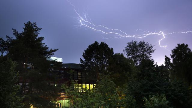 Nouveau nombre record d'éclairs la nuit dernière en Suisse. [Keystone - Peter Klaunzer]