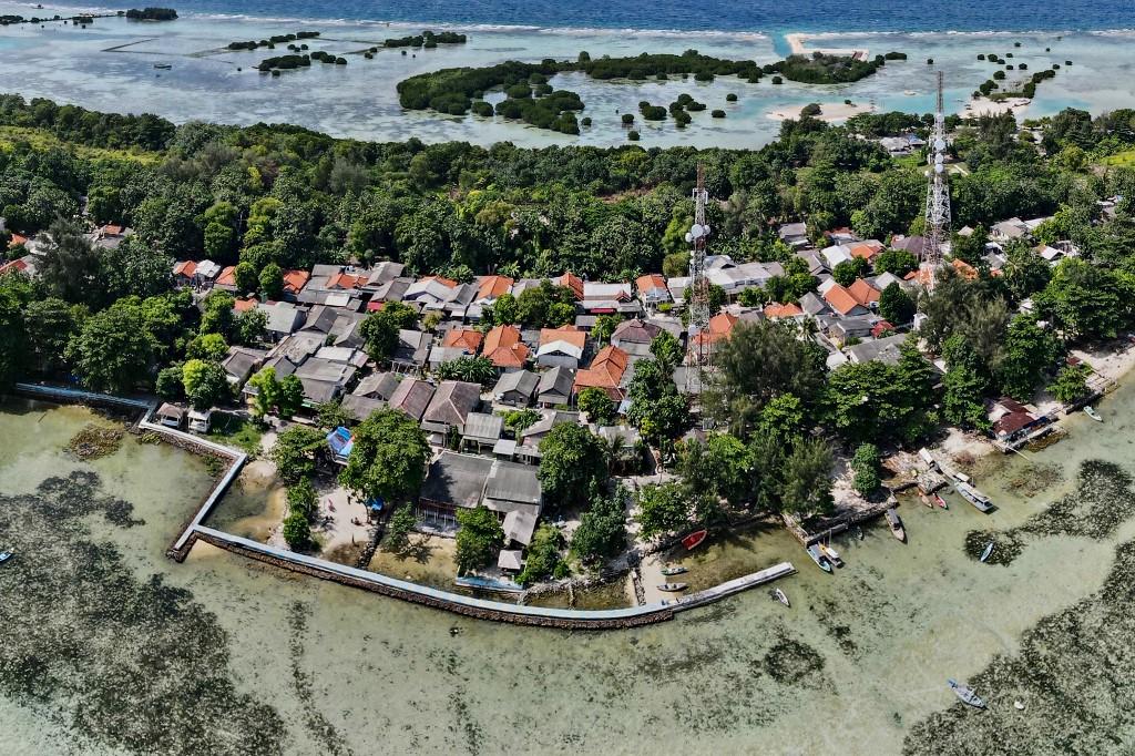 Les habitants de Pulau Pari ont entrepris des travaux de protection pour lutter contre les inondations. [AFP - Bay Ismoyo]