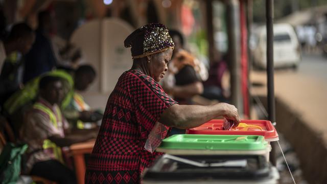 Le Nigeria élit son président lors d'un scrutin historiquement serré [AP Photo - Mosa'ab Elsham]