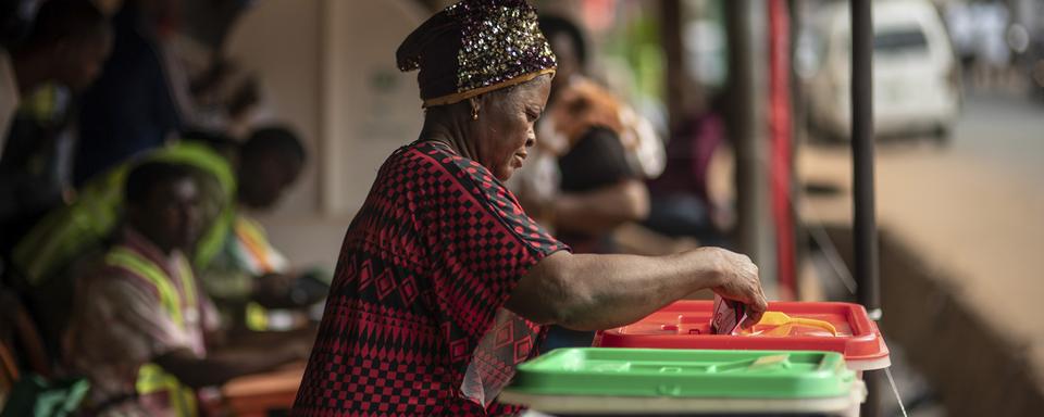 Le Nigeria élit son président lors d'un scrutin historiquement serré [AP Photo - Mosa'ab Elsham]