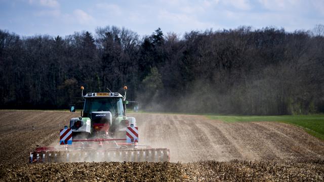 La faîtière des paysans s'inquiète de la baisse des revenus de l'agriculture. [Keystone - Jean-Christophe Bott]