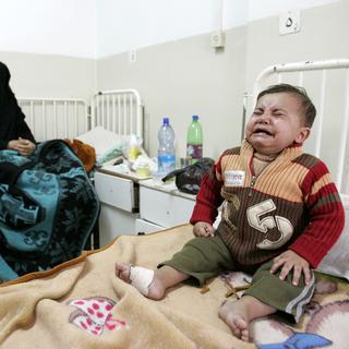 Une Palestinienne assise à côté de sa fille malade à l'hôpital pour enfants al-Nasser à Gaza, le 21 janvier 2008 (image d'illustration). [reuters - Mohammed Salem]