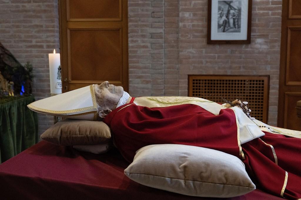 Le Vatican diffuse les premières photos du corps de Benoît XVI. [AFP - Vatican media]