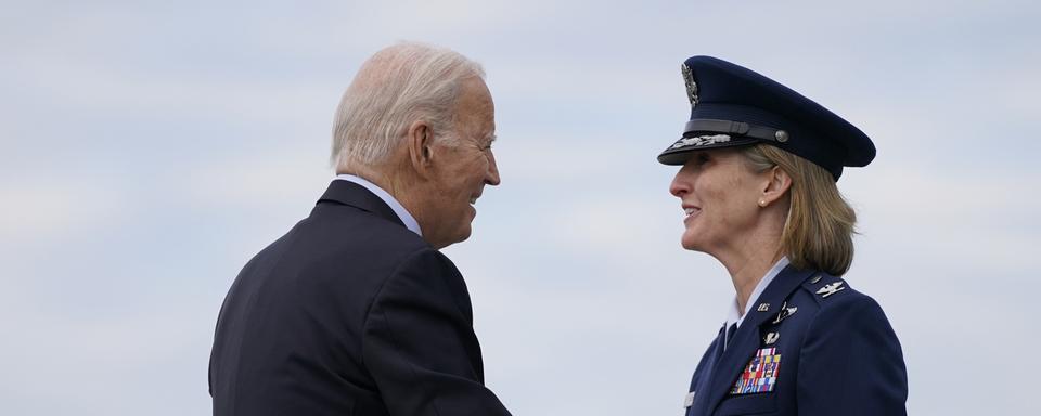 Le président Joe Biden arrive à bord d'Air Force One pour un voyage en Israël, le mardi 17 octobre 2023, à la base aérienne d'Andrews, dans le Maryland. [Keystone]