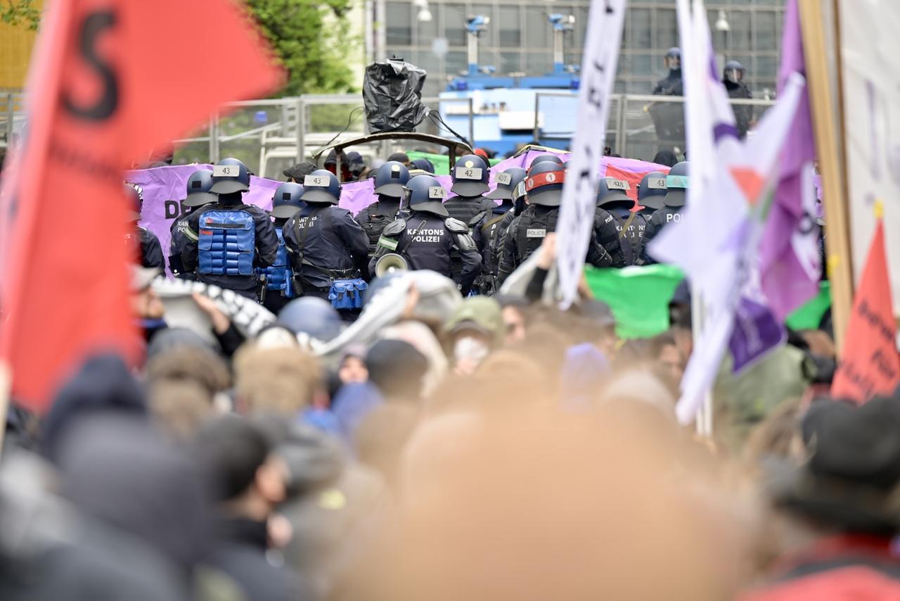 A l'aide d'un important dispositif, la police bâloise a bloqué le parcours de la manifestation quelques centaines de mètres après son départ. [KEYSTONE - GEORGIOS KEFALAS]