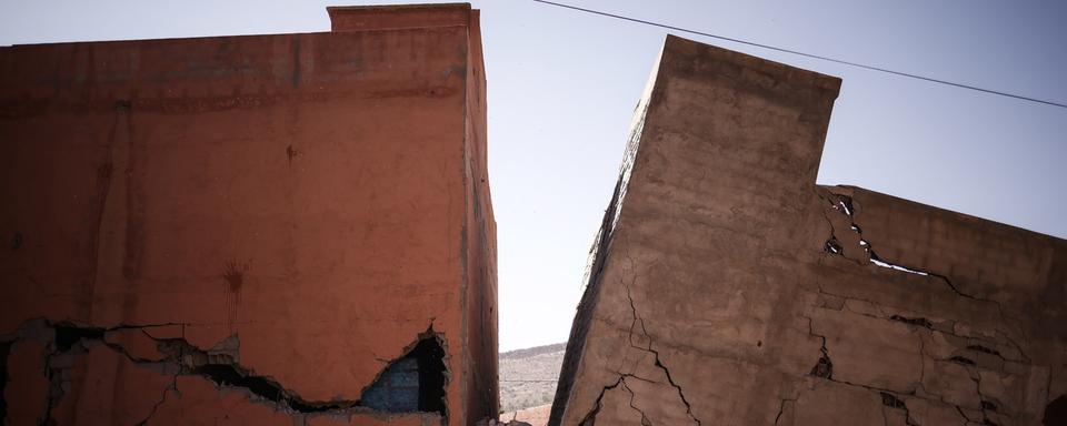 Des bâtiments endommagés et une voiture après un puissant tremblement de terre à Asni, au Maroc, le 11 septembre 2023. [Keystone - Yoan Valat]