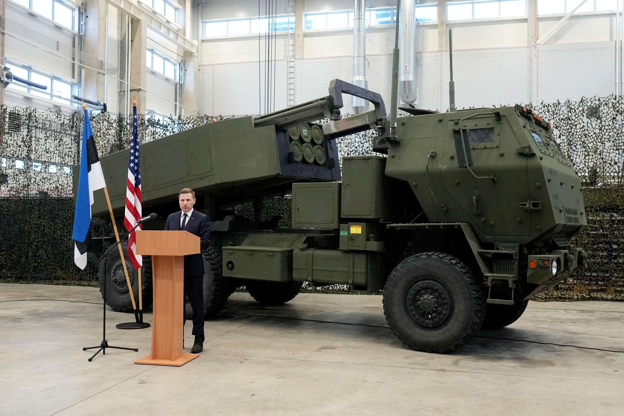 Le ministre estonien de la défense Hanno Pevkur devant un véhicule Himars, le 06 janvier 2023. Le paquet d'aide américain annoncé vendredi comprend des munitions pour ce modèle d'engin lance-roquette. [REUTERS - Ints Kalnins]