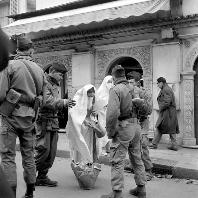 Guerre d'Algérie, 1960. [AFP - ©Jean-Claude Combrisson]