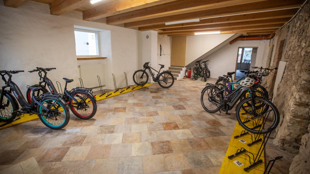 Un pôle mobilité a été installé à St-Ursanne pour répondre au boom des touristes à vélo. [RTS - Gaël Klein]