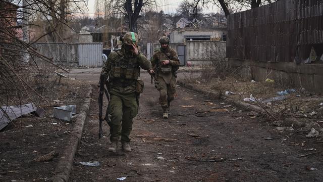 Des soldats ukrainiens dans une ruelle de Bakhmout, le 15 mars 2023. [AP/Keystone - Roman Chop]