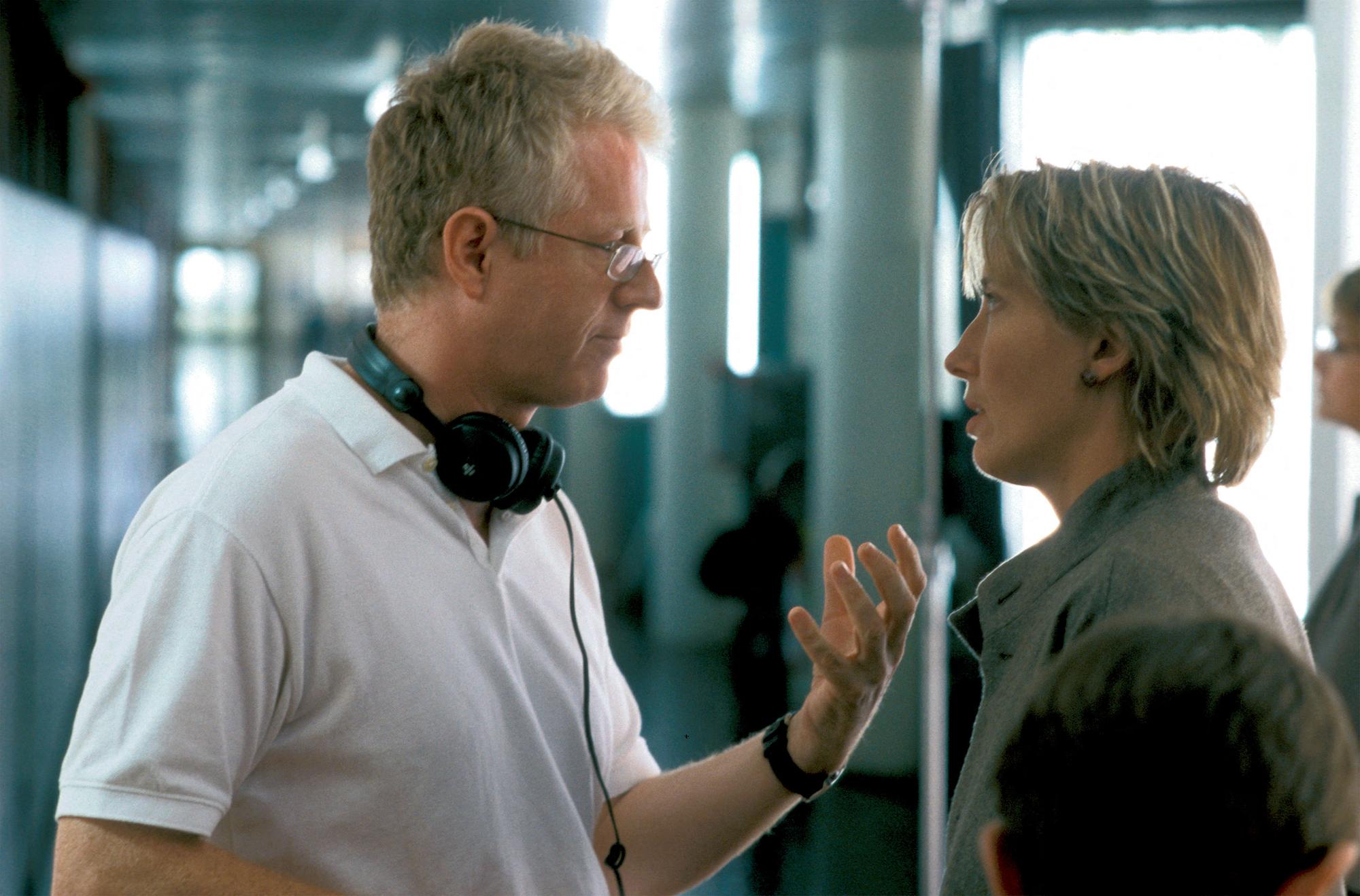 Richard Curtis et Emma Thompson sur le tournage de "Love Actually" en 2003. [AFP - Archives du 7eme Art / Photo12]