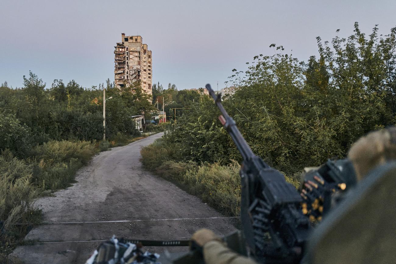 Un soldat ukrainien tient sa position à Avdiïvka, près de Donetsk, en août 2023. [Keystone/AP]