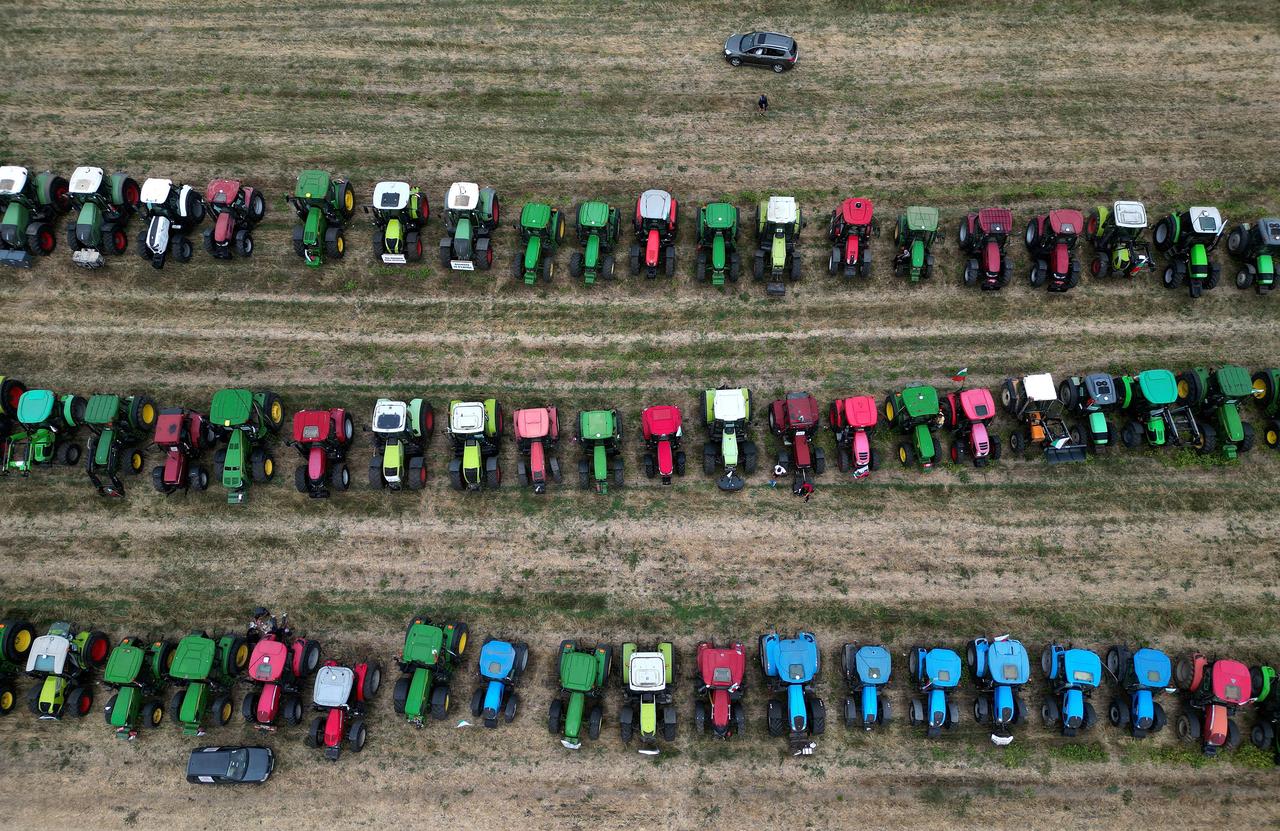 Des producteurs de céréales bulgares protestant contre la levée des restrictions sur les exportations de céréales ukrainiennes à Dolni Bogrov, près de Sofia. [reuters - Stoyan Nenov]