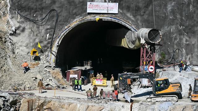 De nouveaux équipements pour libérer les 41 ouvriers indiens piégés dans un tunnel. [AFP - ARUN SANKAR]