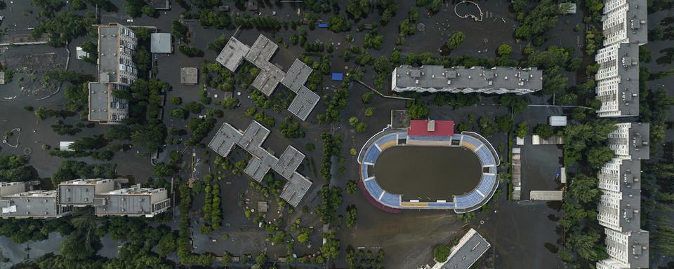 Des maisons et un stade inondées en Ukraine. [Keystone - (AP Photo)]