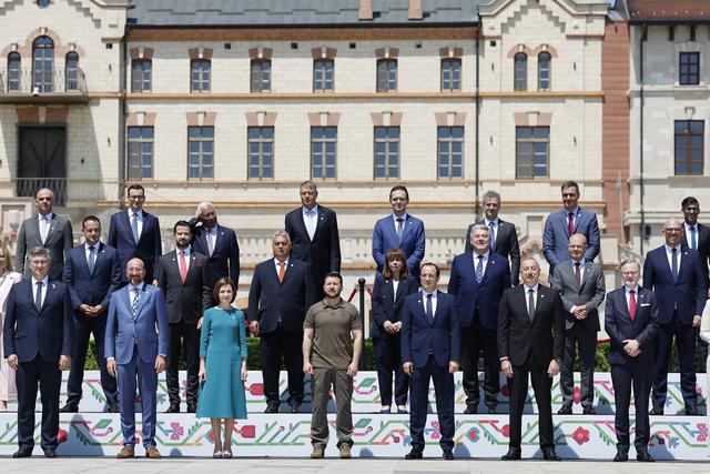 La communauté politique européenne lors de la photo officielle de leur rencontre au sommet européen le 1er juin 2023. [Keystone - Peter Klaunzer]