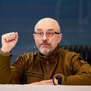 Le président ukrainien Volodymyr Zelensky a annoncé dimanche soir le remplacement prochain de son ministre de la Défense Oleksiï Reznikov. [AFP - Dimitar Dilkoff]