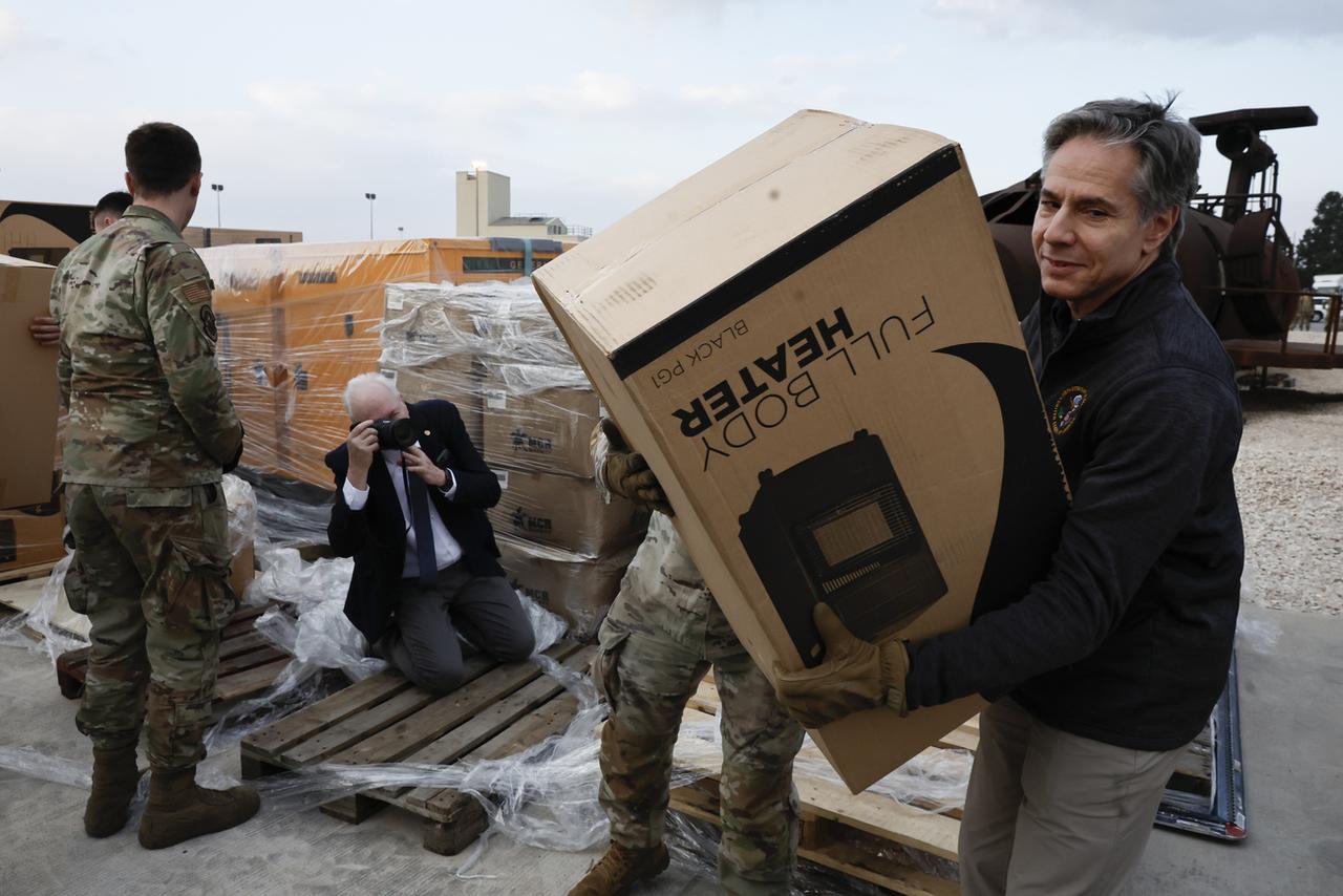 Antony Blinken a symboliquement porté quelques cartons sur la base d'Incirlik. [Keystone - Clodagh Kilcoyne/Pool Photo via AP]