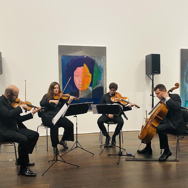 Zurich: une soirée pour admirer les oeuvres de l'artiste américaine Lorna Simpson, tout en écoutant un quattor à corde de la prestigieuse Tonhalle. [RTS - Delphine Gendre]