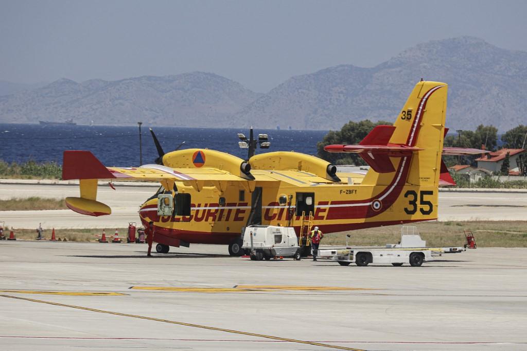 Un avion bombardier d'eau français venu en Grèce pour aider à lutter contre les incendies à Rhodes dans le cadre du mécanisme de protection civile de l'UE, le 28 juillet 2023. [afp - Nicolas Economou]