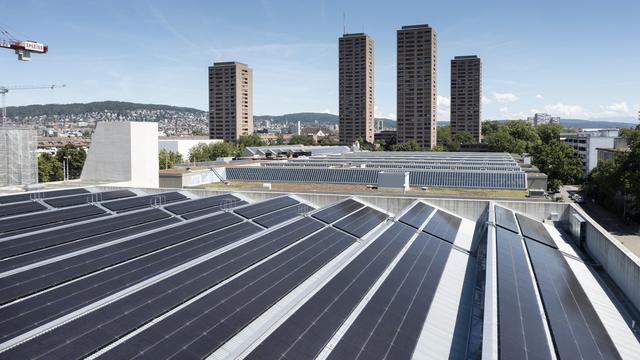 Un système de panneaux photovoltaïque sur le toit d'un hangar, photographié le mardi 12 juillet 2022 à Zurich. [keystone - Gaetan Bally]
