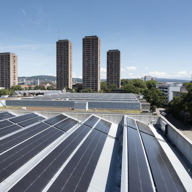 Un système de panneaux photovoltaïque sur le toit d'un hangar, photographié le mardi 12 juillet 2022 à Zurich. [keystone - Gaetan Bally]