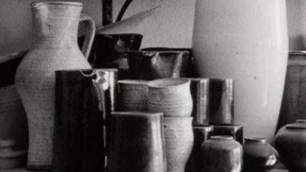 Vases et pots en céramique de l'artiste vaudois Edouard Chapallaz en 1966. [RTS]