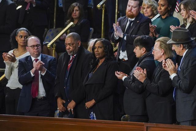 La mère et le beau-père de Tyre Nichols applaudis lors du discours de Joe Biden sur l'état de l'Union. [Keystone - Will Oliver]