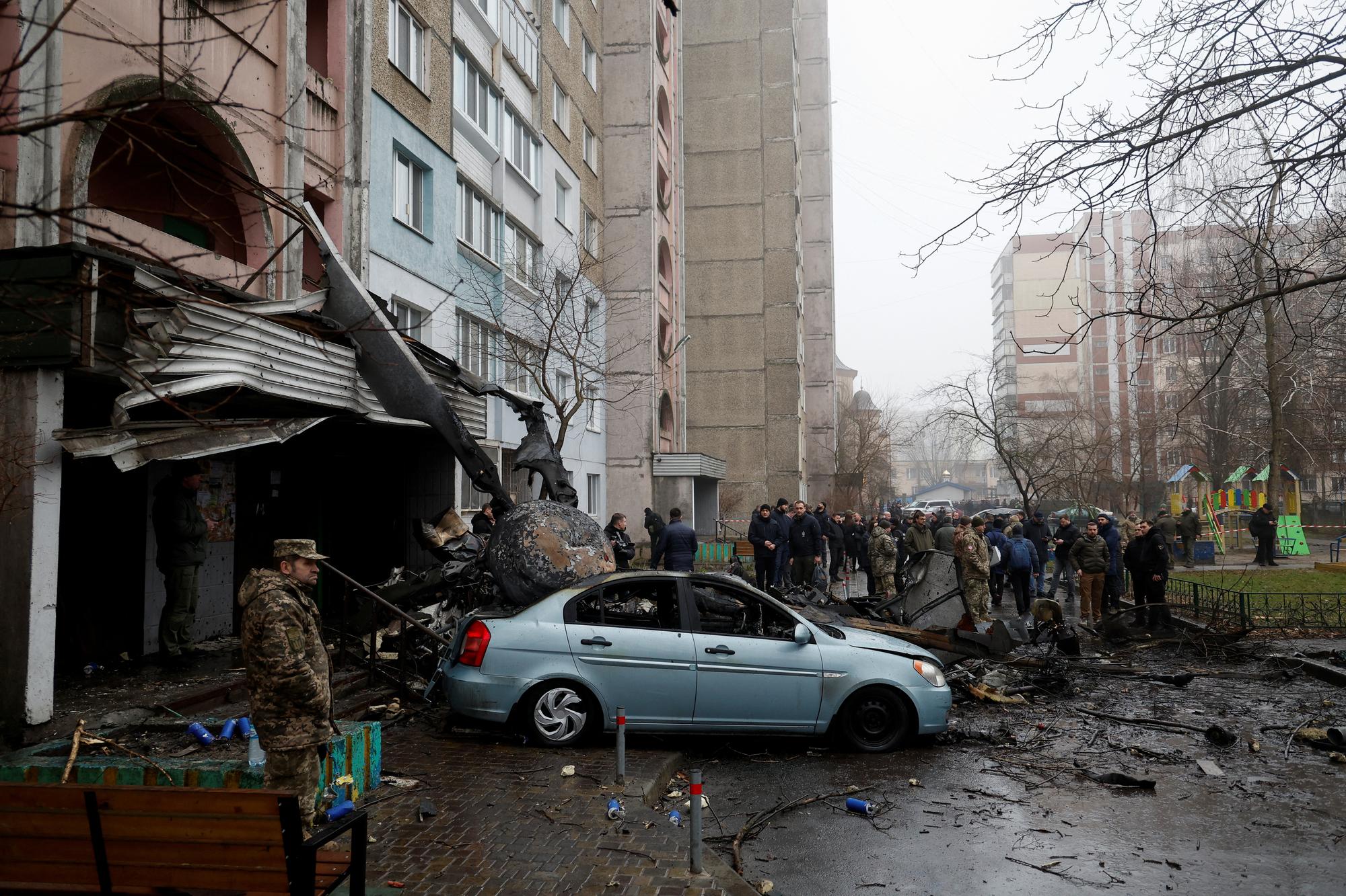 Seize personnes, dont le ministre ukrainien des Affaires intérieures, ont été tuées le 18 janvier 2023 par la chute d'un hélicoptère à Brovary, à la périphérie de Kiev. [Reuters - Valentyn Ogirenko]