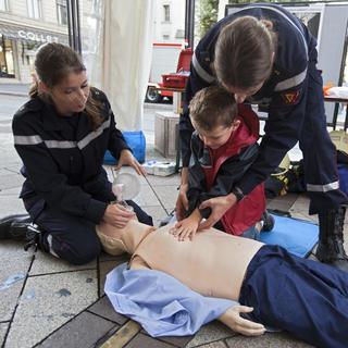 Un cours de premiers secours en 2011 à Genève. [Keystone - Salvatore Di Nolfi]