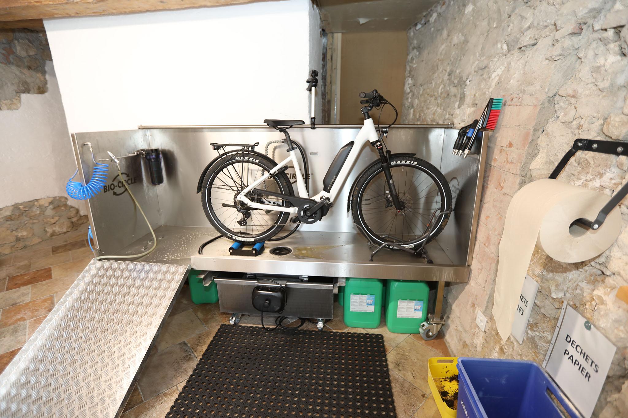 Une station de lavage pour nettoyer les vélos au pôle mobilité de St-Ursanne. [RTS - Gaël Klein]