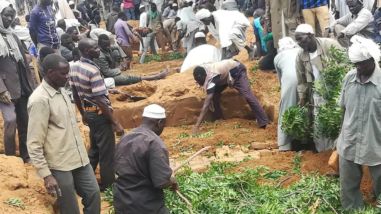 Des villageois creusent des tombes pour les victimes d'une attaque dans le village de Masteri le 27 juillet 2020 (image d'illustration). [Keystone/AP - Mustafa Younes]