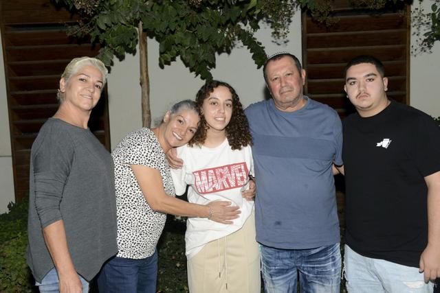 La soldate israélienne Ori Megidish (centre) a été libérée lors d’une opération spéciale et a pu retrouver sa famille. [Keystone - Israeli Security Agency via AP]