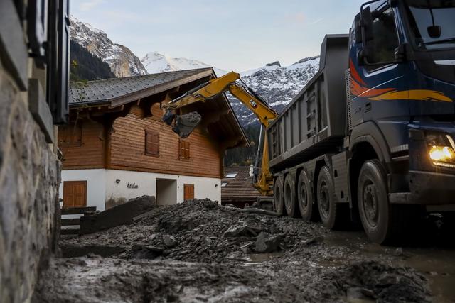 Jeudi, la boue recouvrait encore une bonne partie de la station de Champéry dans le Chablais valaisan. [keystone - Noemi Cinelli]