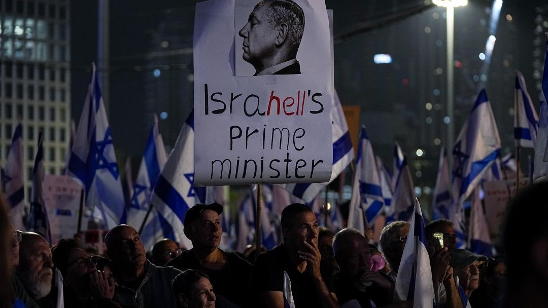 Des manifestations continuent en Israël contre le gouvernement et la tentative d'introduire la peine de mort pour les "terroristes". [Keystone/AP Photo - Ohad Zwigenberg]