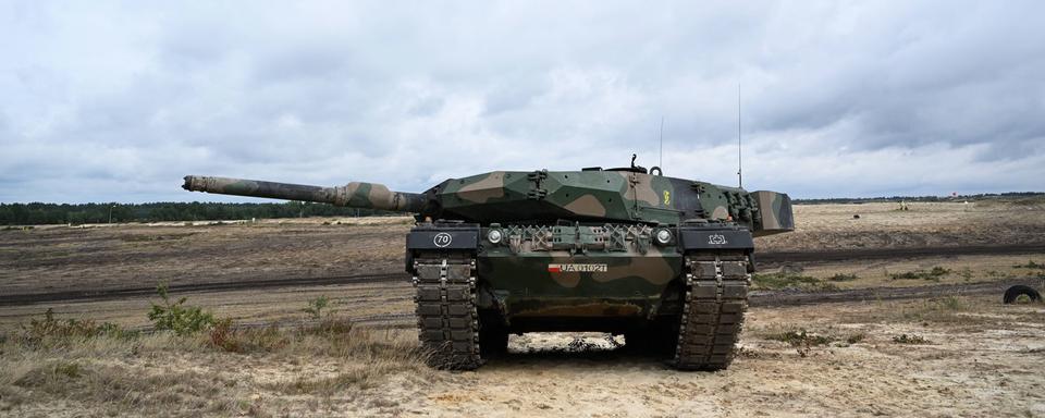 Un char Leopard 2 livré par la Pologne à l'Ukraine. [EPA/Keystone - Darek Delmanowicz]