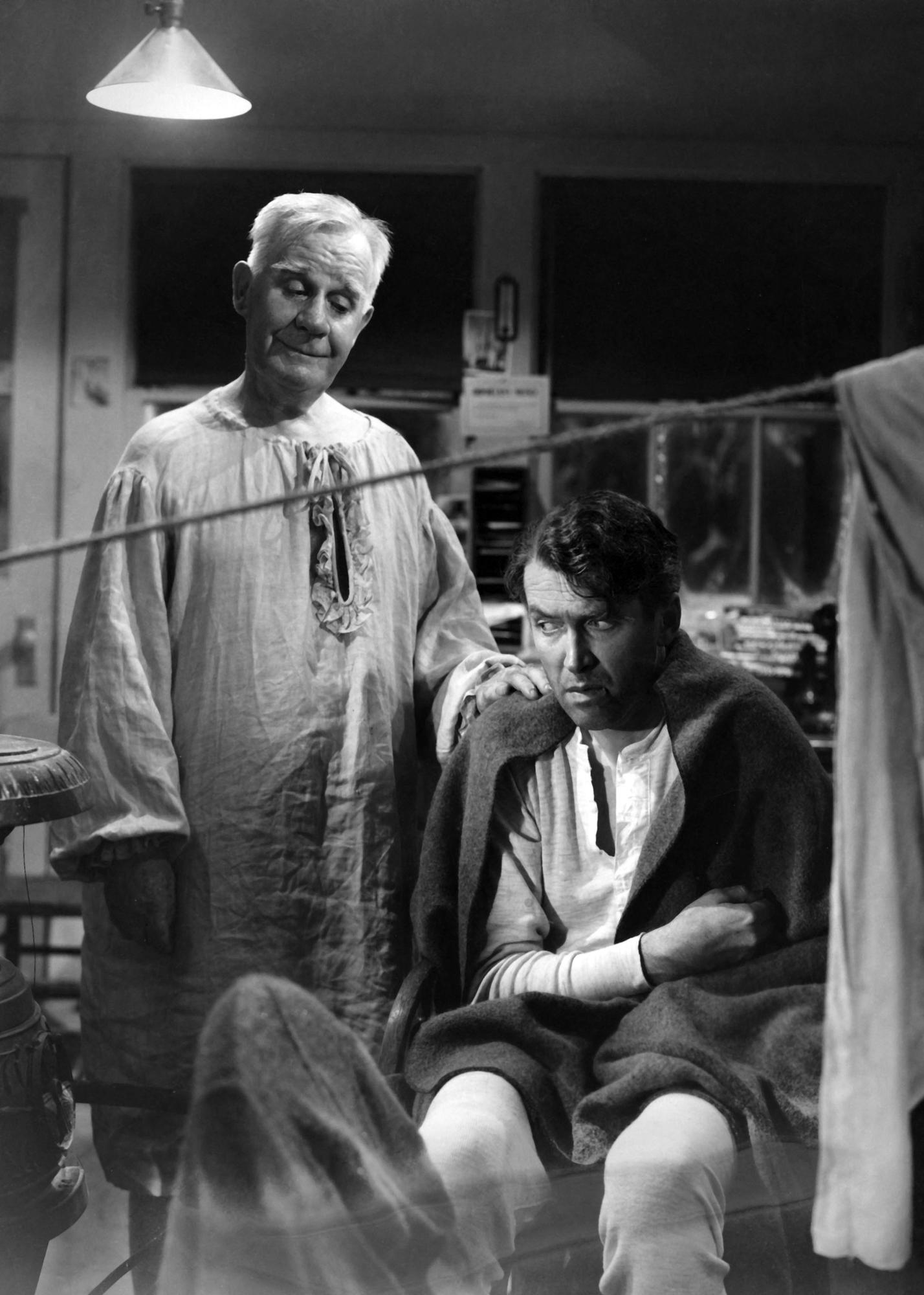 Henry Travers (Clarence) et James Stewart (George) dans "La vie est belle" de Frank Capra. [AFP - Liberty Films II / Collection ChristopheL]