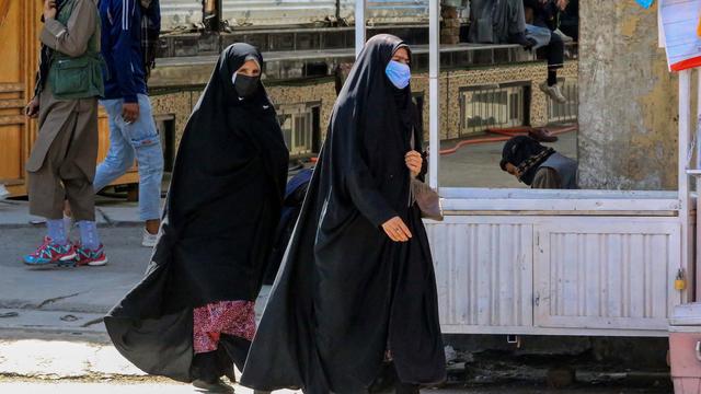 Des femmes afghanes dans une rue de Kaboul. [Keystone/EPA - Samiullah Popal]