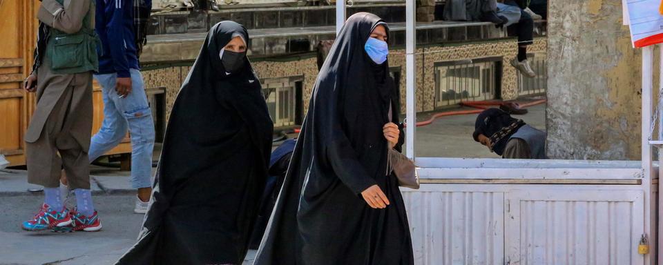 Des femmes afghanes dans une rue de Kaboul. [Keystone/EPA - Samiullah Popal]