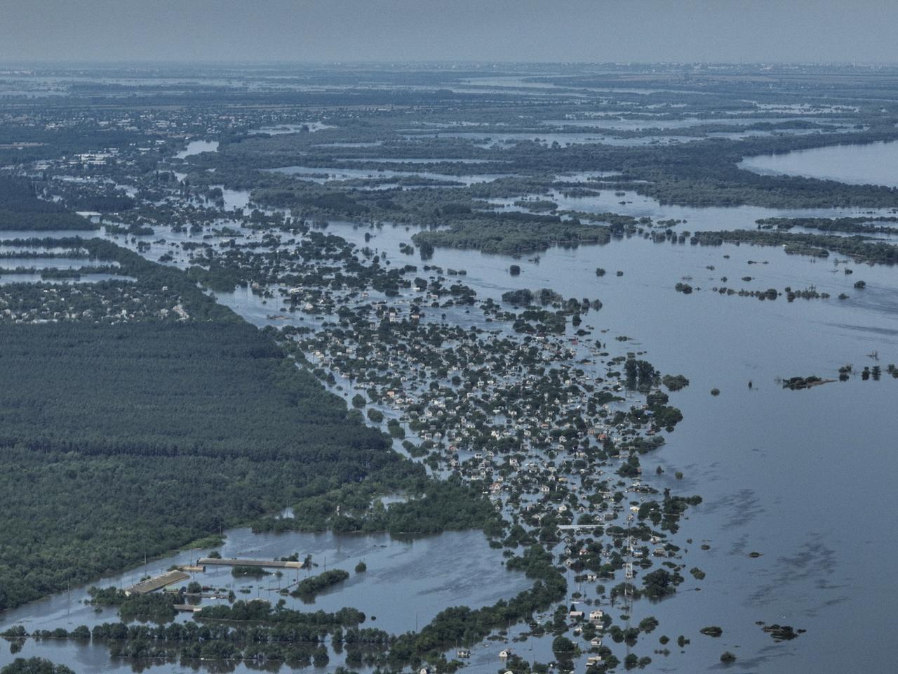 Barrage détruit en Ukraine, 600 km2 sont inondés. [KEYSTONE - AP Photo]