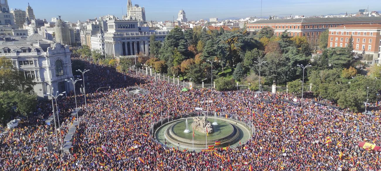 Des milliers de personnes ont rempli le centre de Madrid avec des drapeaux espagnols. [Keystone - Alicia Leon]