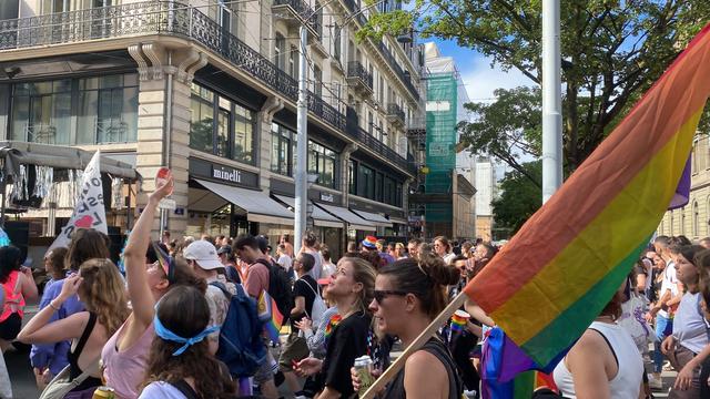 Des milliers de personnes rassemblées à Genève pour la marche des fiertés. [RTS - Fabien Grenon]