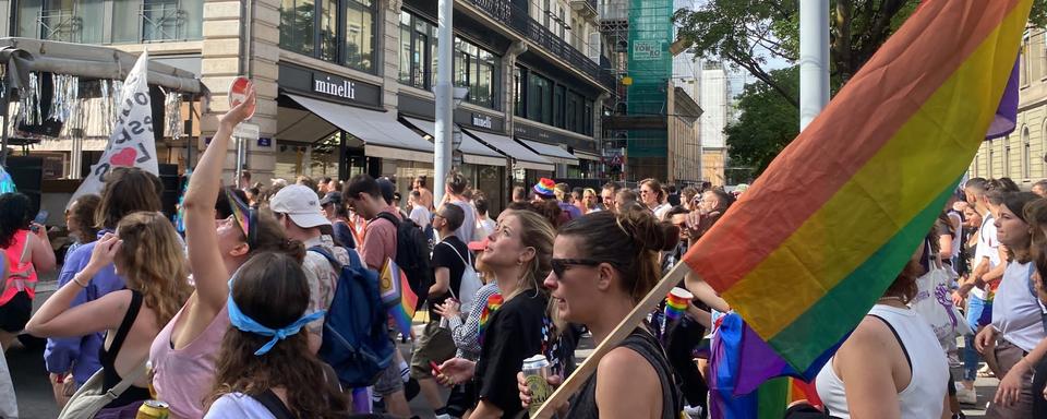 Des milliers de personnes rassemblées à Genève pour la marche des fiertés. [RTS - Fabien Grenon]